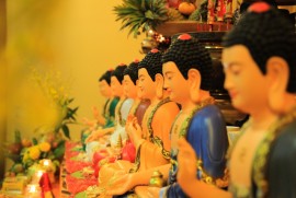 Vị Phật chữa bệnh và chữa nghiệp cho mọi người